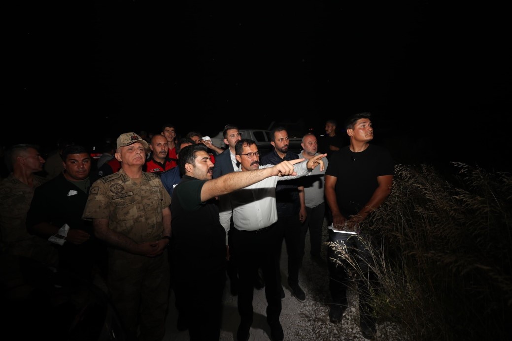 Suriye sınırında alevlerle mücadele gece de sürdü