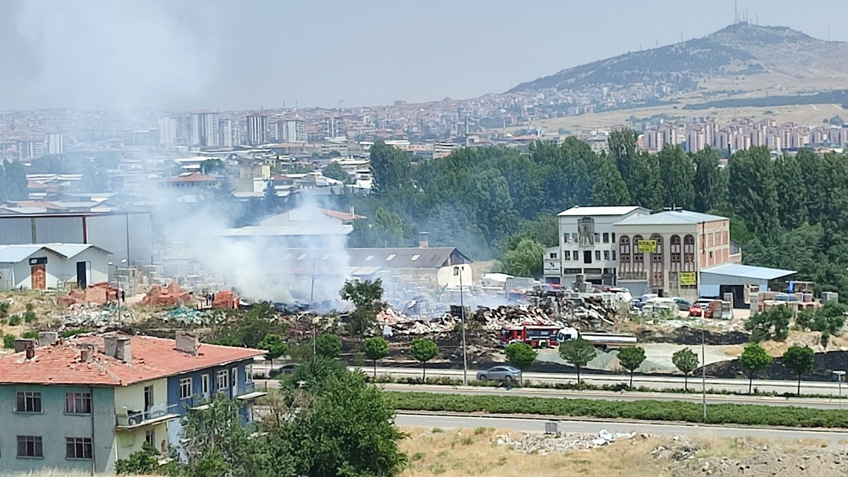 Ankara’da otluk alanda çıkan yangın fayans deposunu küle çevirdi