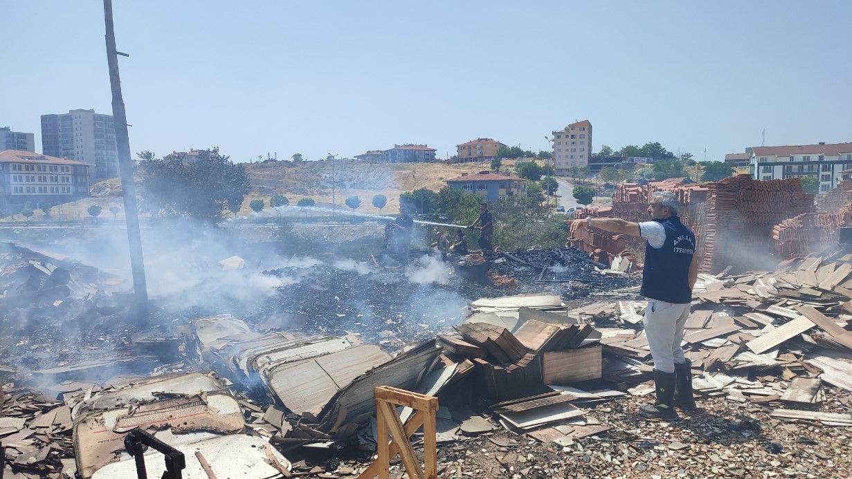 Ankara’da otluk alanda çıkan yangın fayans deposunu küle çevirdi
