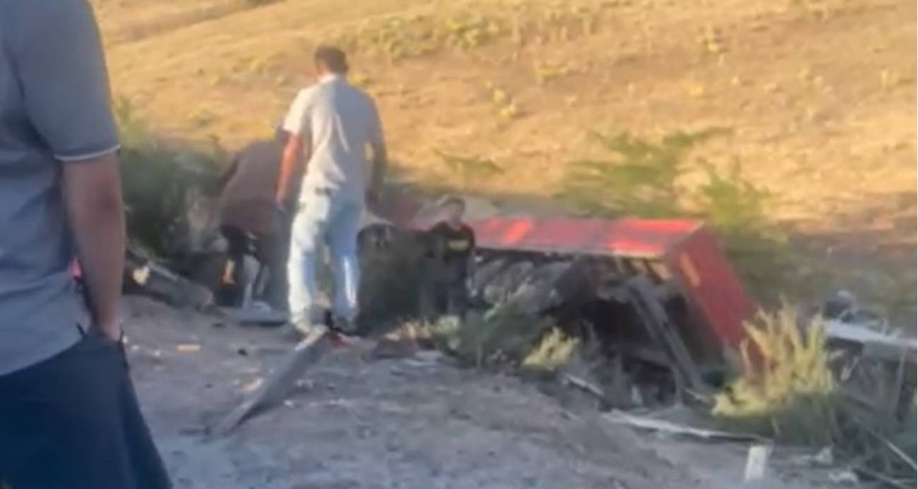 Tır ve minibüsün karıştığı zincirleme kazada can pazarı yaşandı