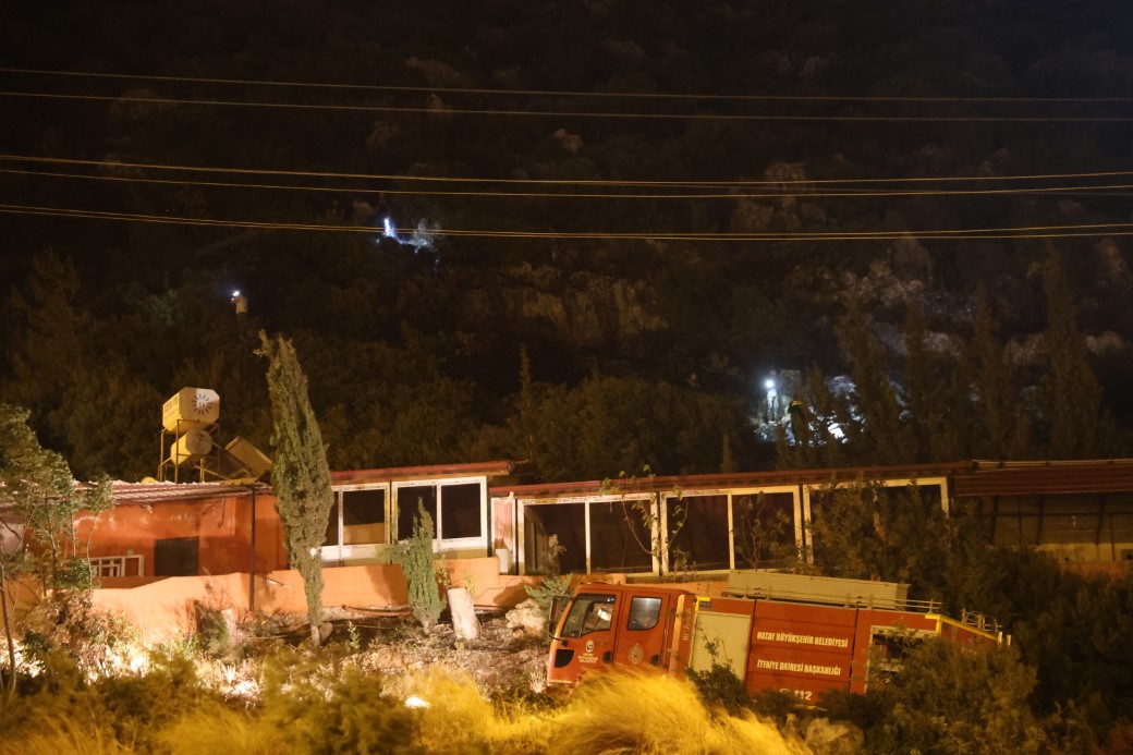 Evlilik teklifinde atılan havai fişekler ağaçlık alanda yangınına sebep oldu