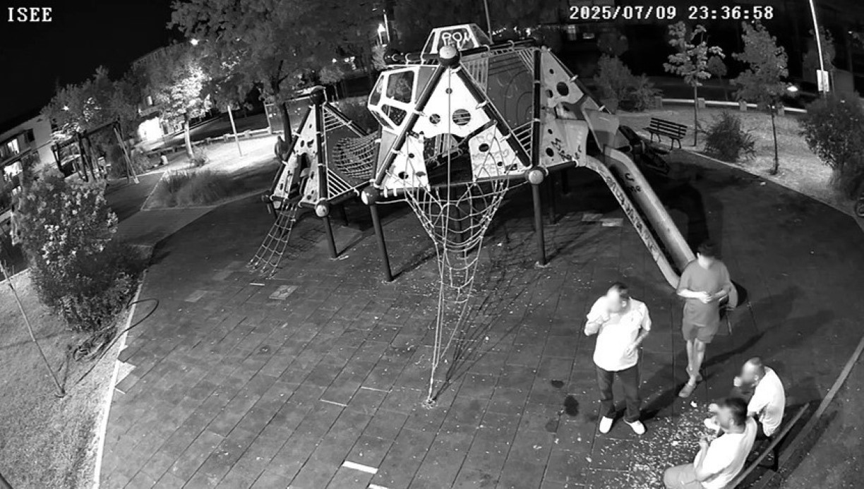 Yalova’da zabıta çekirdek kabuklarını atan vatandaşlara yerleri temizletti