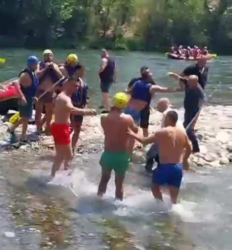 Rafting merkezinde can yeleği giyme tartışması kürekli kavgaya dönüştü