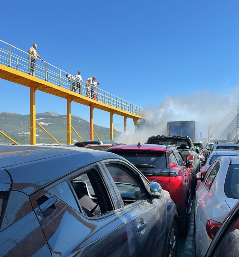Feribottaki yangına müdahale sürüyor: 200 yolcu güvenli şekilde tahliye ediliyor
