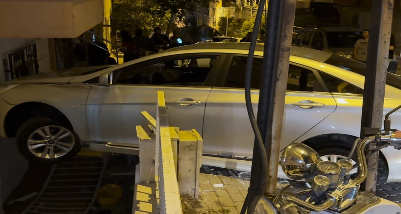 Avcılar’da fren yerine gaza basan kadın sürücü binaya çarptı