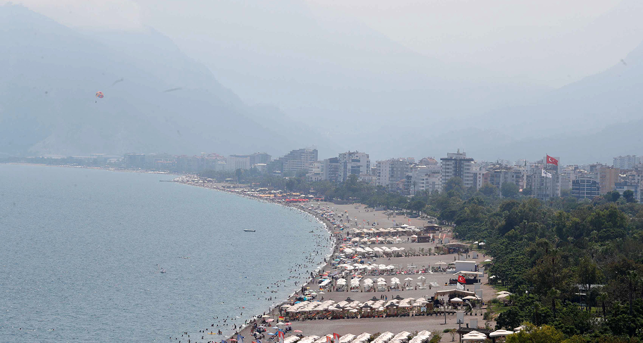 Antalya'nın simgesi Beydağları nem bulutu arasında kayboldu