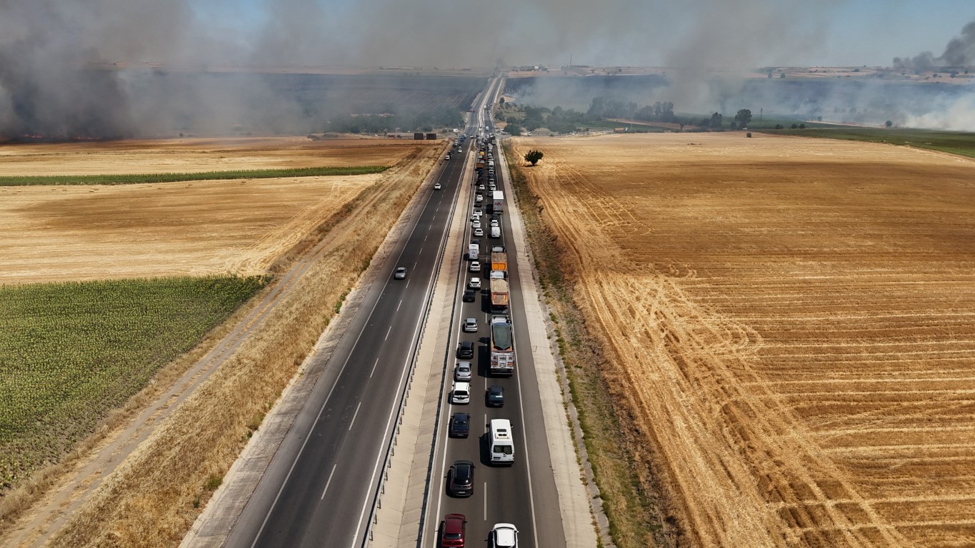 Edirne-Havsa arasında tarım arazisinde yangın: Yol çift yönlü trafiğe kapatıldı