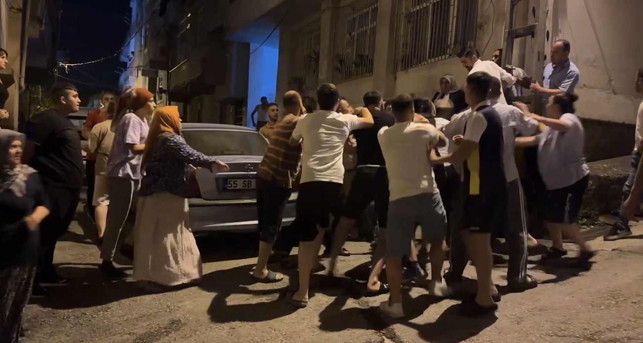 Samsun’da sokak ortasında park yeri kavgası: Tekme ve yumruklarla birbirlerine girdiler - ASAYİŞ