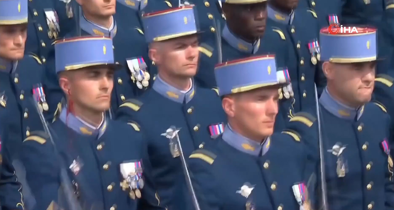 Fransa'da askeri öğrenci, geçit töreninde salladığı kılıçla kulağını kesti