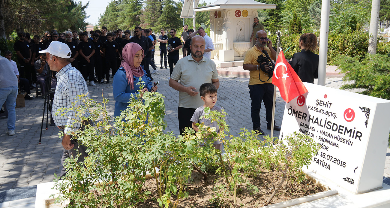Şehit Ömer Halisdemir kabri başında anıldı