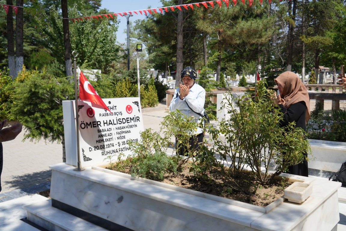 Şehit Ömer Halisdemir kabri başında anıldı