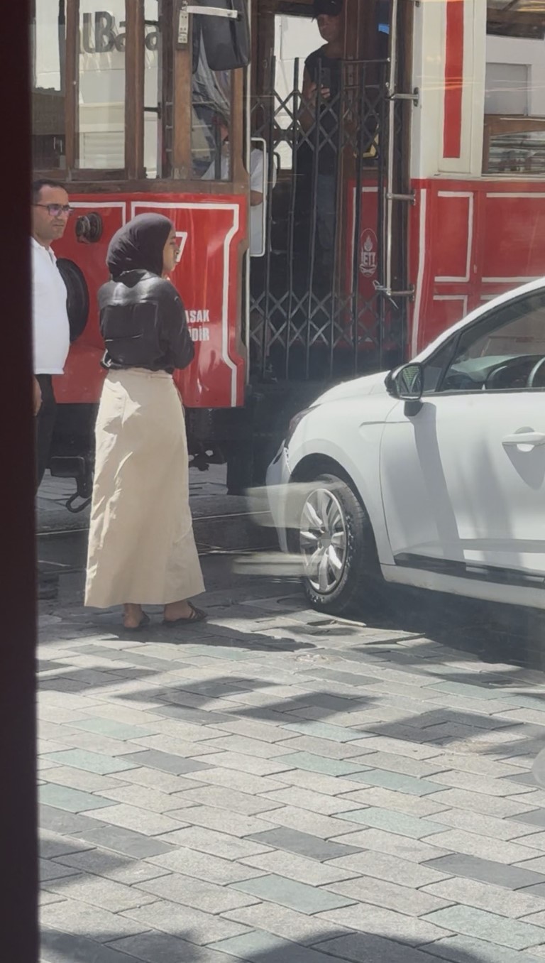 İstiklal Caddesi'nde fren yerine gaza basan sürücü tramvaya çarptı