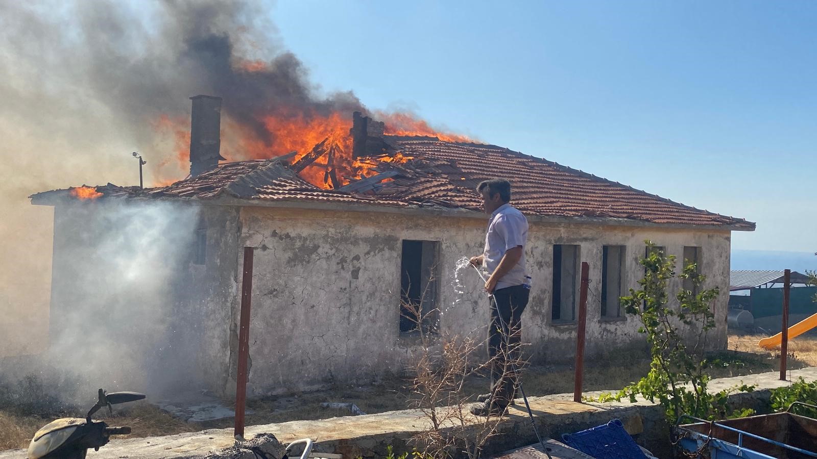 Çanakkale’deki orman yangını Naldöken köyüne sıçradı, bazı evler alevlere teslim oldu