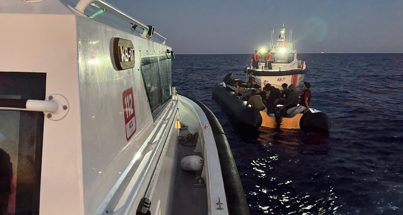 İzmir açıklarında 89 göçmen yakalandı