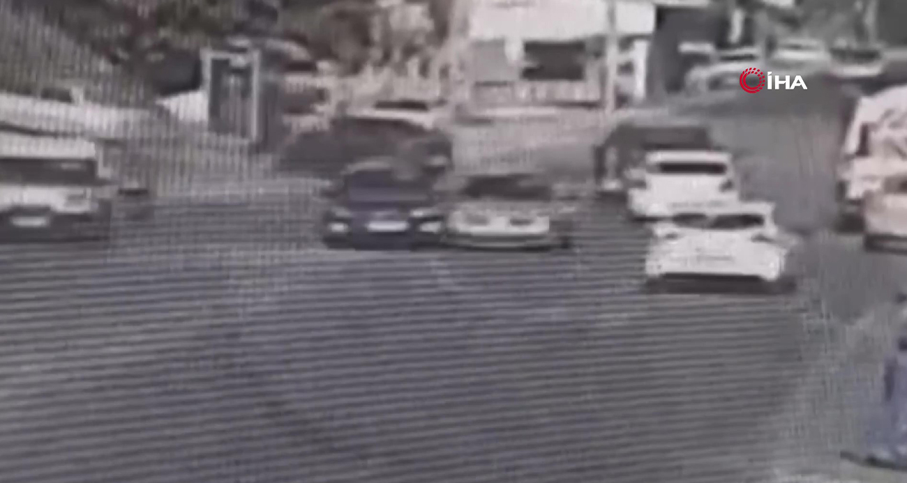 Husumetliler trafikte çarpışan oto oyunu gibi kavga etti: 3 yaralı