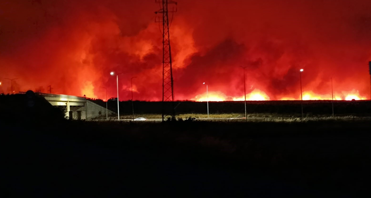 Alevler geceyi gündüze çevirdi!