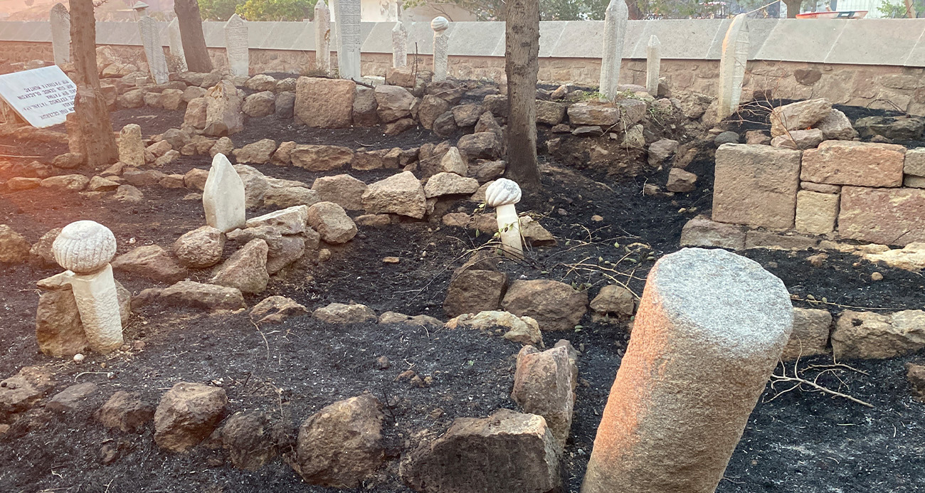 Çanakkale’deki orman yangınında tarihi mezarlar zarar gördü