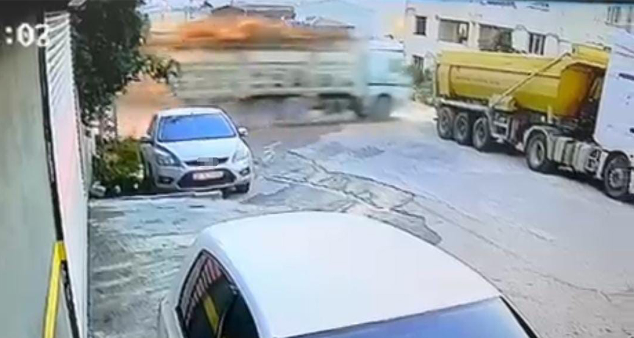 Demir yüklü kamyon 8 metrelik duvardan bahçeye uçtu