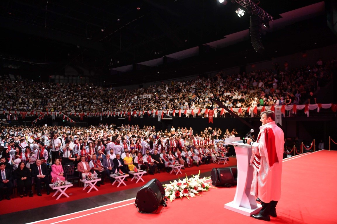 İstanbul Yeni Yüzyıl Üniversitesi’nde mezuniyet coşkusu
