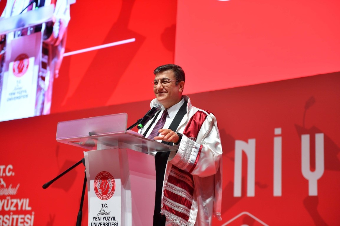 İstanbul Yeni Yüzyıl Üniversitesi’nde mezuniyet coşkusu