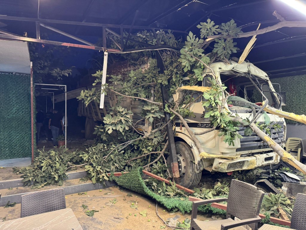 Demir yüklü kamyon 8 metrelik duvardan bahçeye uçtu