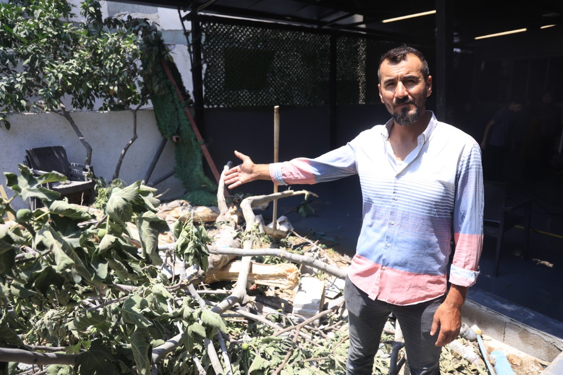Demir yüklü kamyon 8 metrelik duvardan bahçeye uçtu