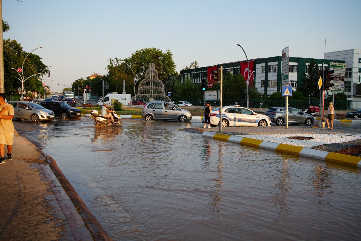 Edirne’de içme suyu hattı yine patladı: Cadde göle döndü, vatandaş isyanda