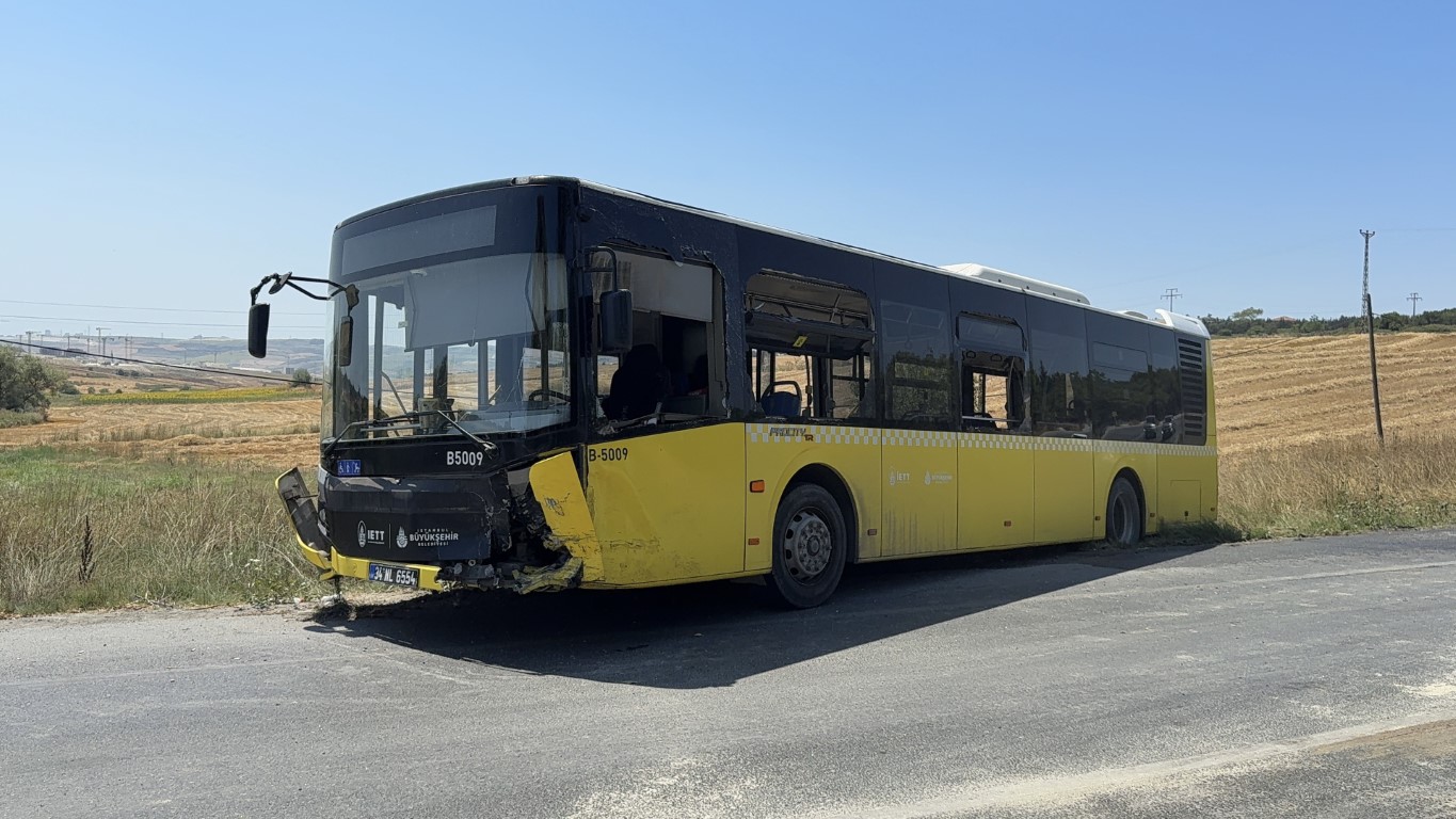 Arnavutköy’de İETT otobüsü ile otomobil kafa kafaya çarpıştı: 1 ölü