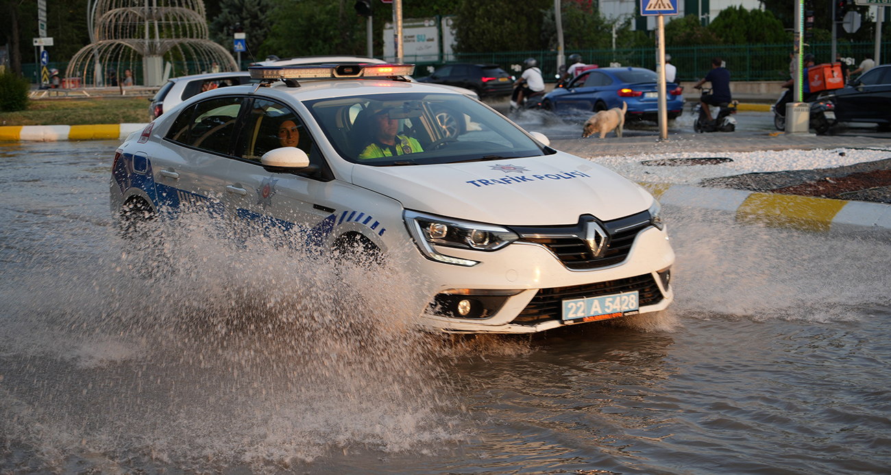 Edirne’de içme suyu hattı yine patladı: Cadde göle döndü, vatandaş isyanda