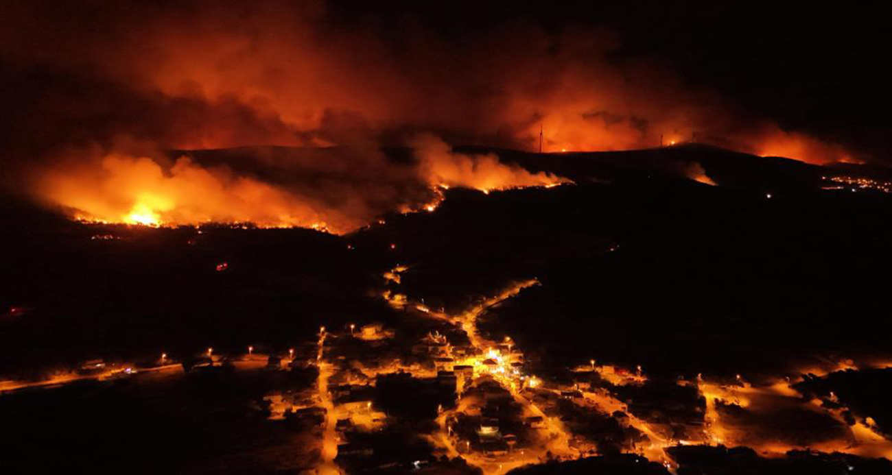 Alevler havadan görüntülendi: Orman yangını köyleri tehdit etmeye devam ediyor