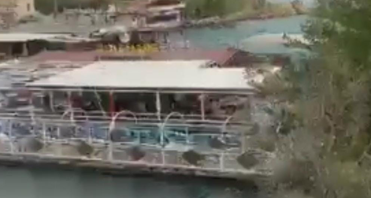 Şanlıurfa’da fırtınada halatları kopan duba restoran Fırat Nehri’nde sürüklendi