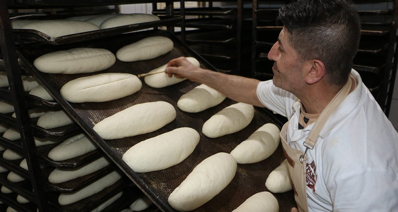 Kavurucu sıcaklarda fırıncılar, 250 derecede çalışıyor