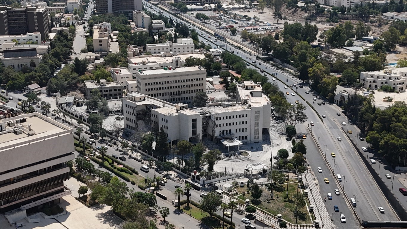 İsrail’in vurduğu Suriye Genelkurmay Başkanlığındaki hasar görüntülendi