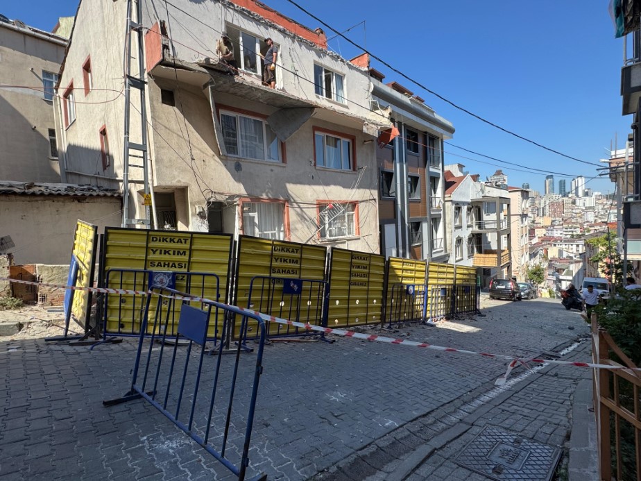 Kağıthane’de balkon çöktü, bina tedbir amaçlı mühürlendi