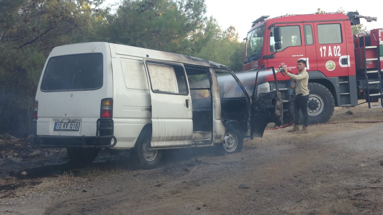Çanakkale’de park halindeki midibüste çıkan yangın ormana sıçradı