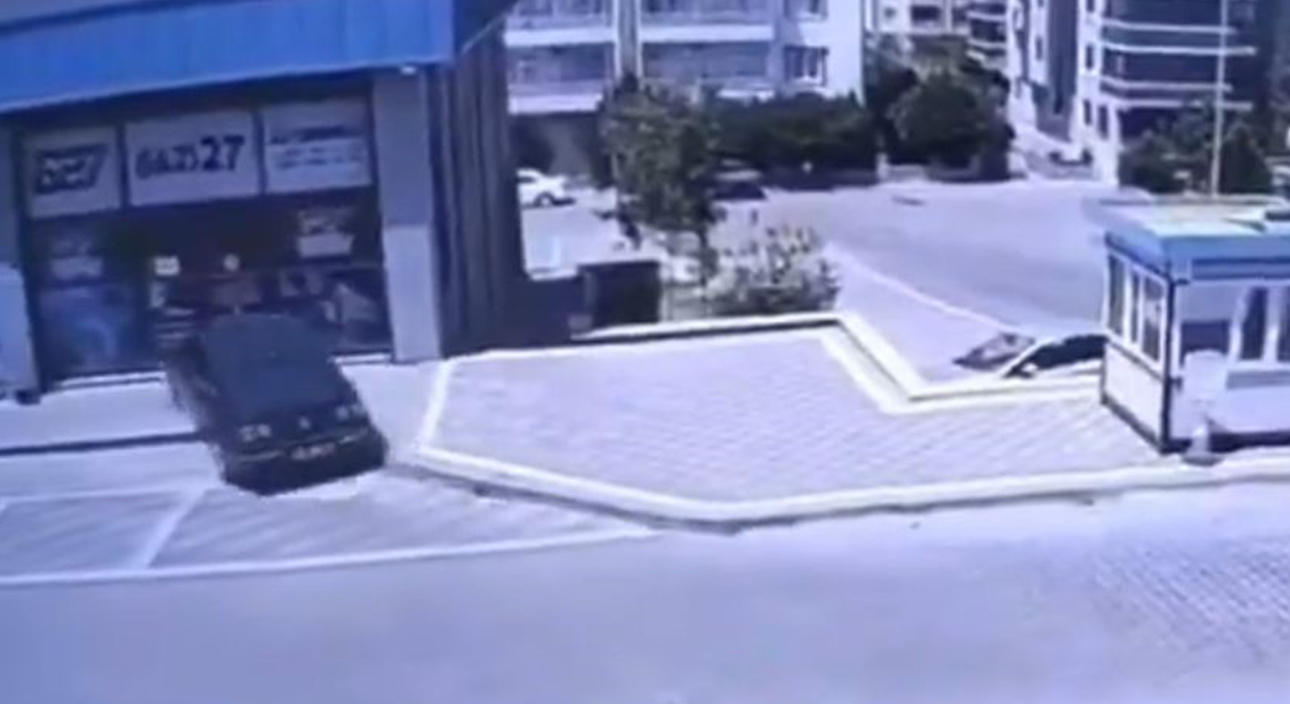 Fren yerine gaza basınca kontrolden çıkan otomobil dükkana daldı