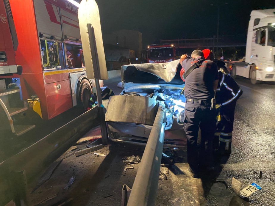 Bariyerlere saplanan otomobilden burnu kanamadan çıktı