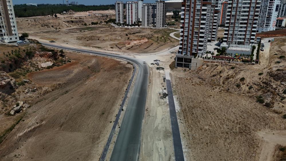 İlçede yıllardır bitmeyen yol vatandaşları isyan ettirdi
