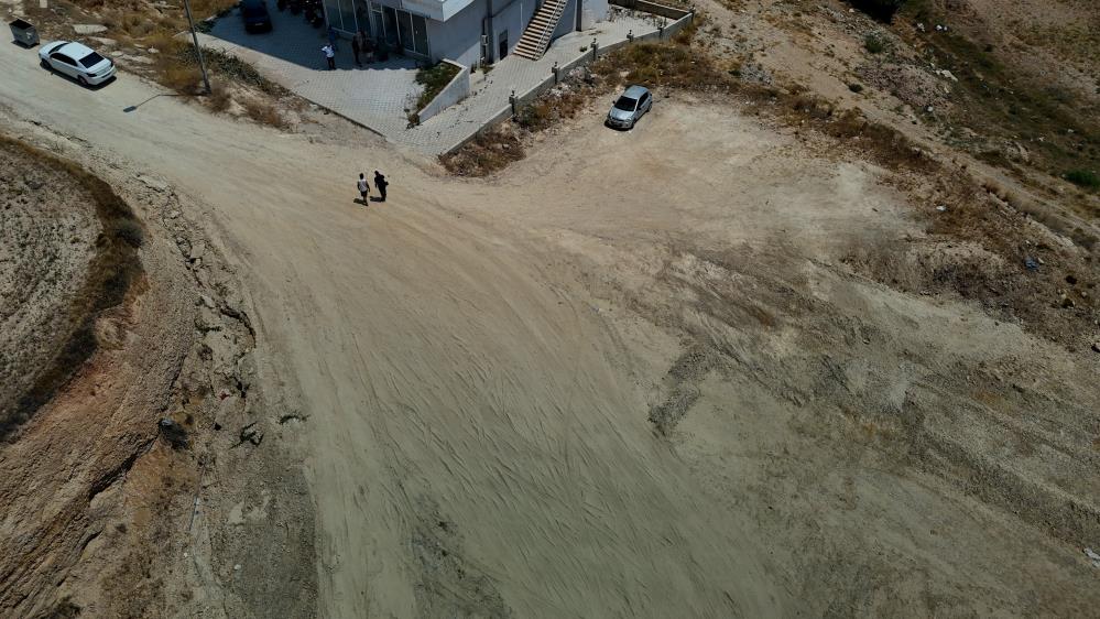 İlçede yıllardır bitmeyen yol vatandaşları isyan ettirdi