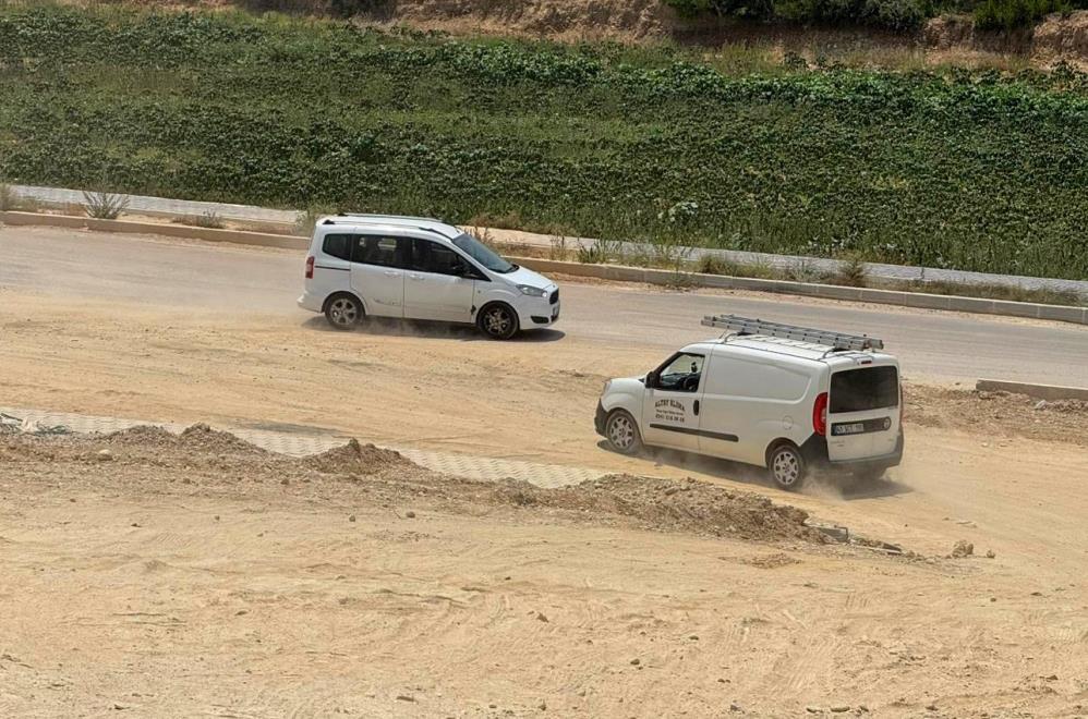 İlçede yıllardır bitmeyen yol vatandaşları isyan ettirdi