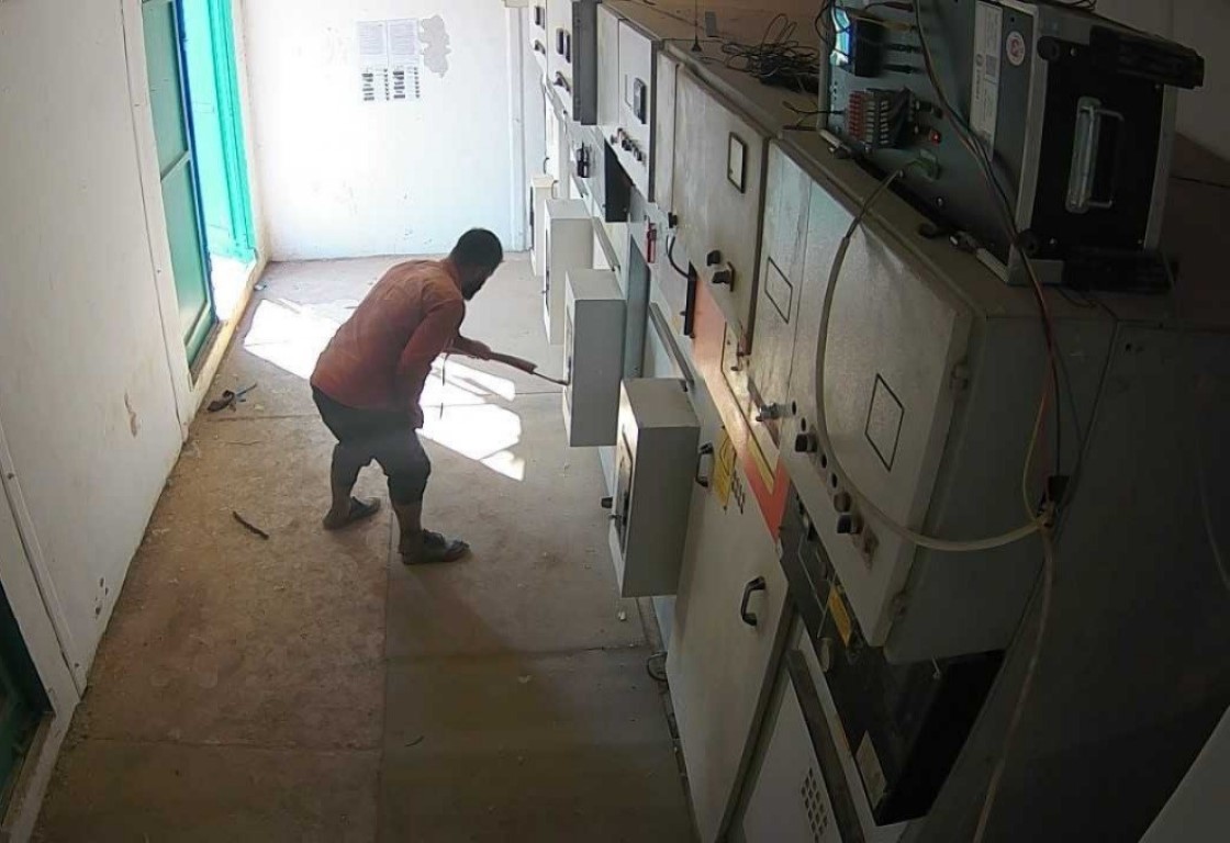 Michael Jackson kılığında trafoya girip kameralardan saklanmaya çalıştılar