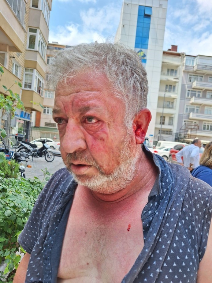 İş yerini basıp, esnafı yumrukladı