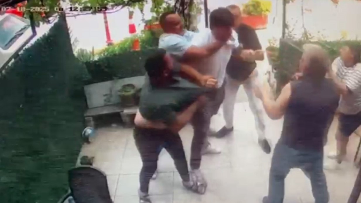 İş yerini basıp, esnafı yumrukladı