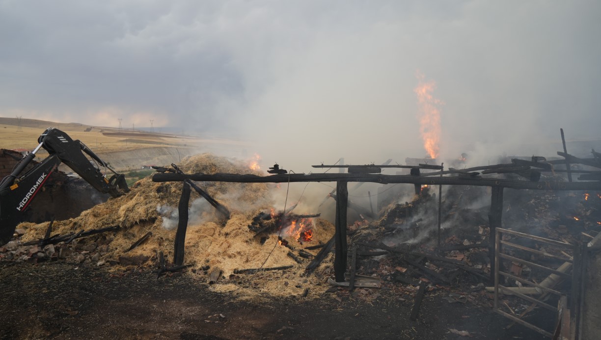 Faciadan dönüldü: Ekiplerin zamanında müdahalesi köyü yanmaktan kurtardı