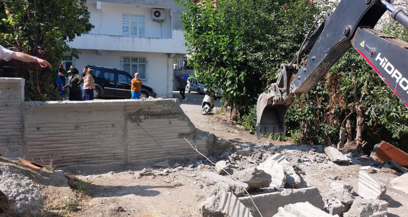 "Tapulu arsam" diyen vatandaşın beton duvarla kapattığı yol iş makinesiyle açıldı