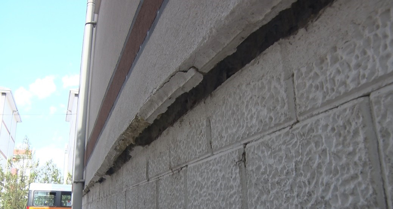 Zemin kayıyor, duvarlar çatlıyor: Ankara’da duvarları çatlayan binada önlem alınması talebi