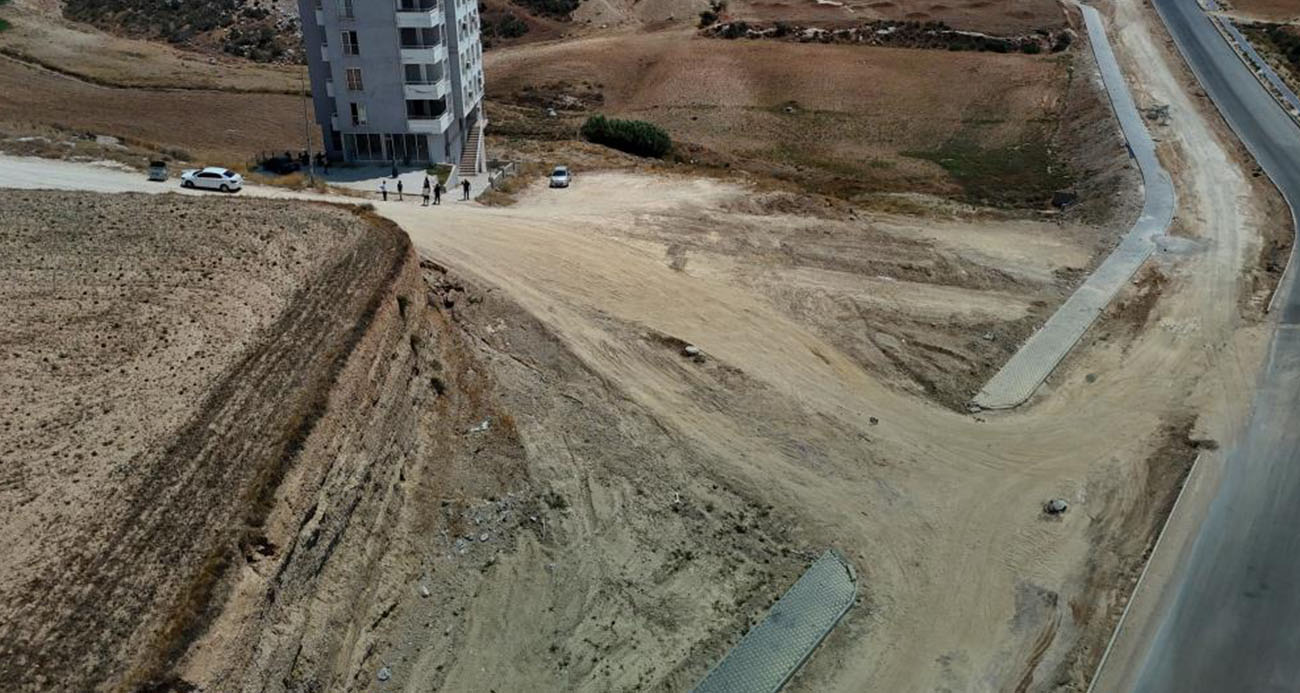 İlçede yıllardır bitmeyen yol vatandaşları isyan ettirdi