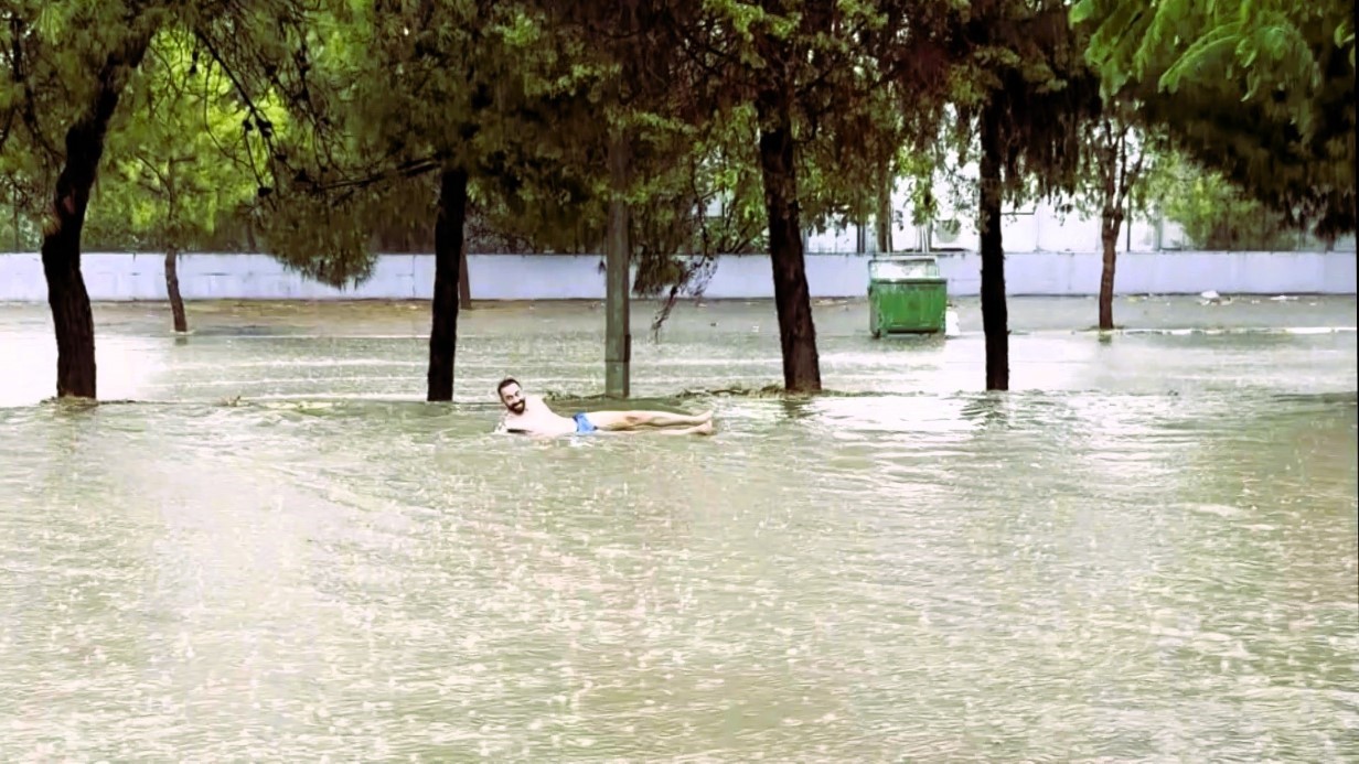 Bulvarda yüzüp sıra dışı bir tepkiye imza attı