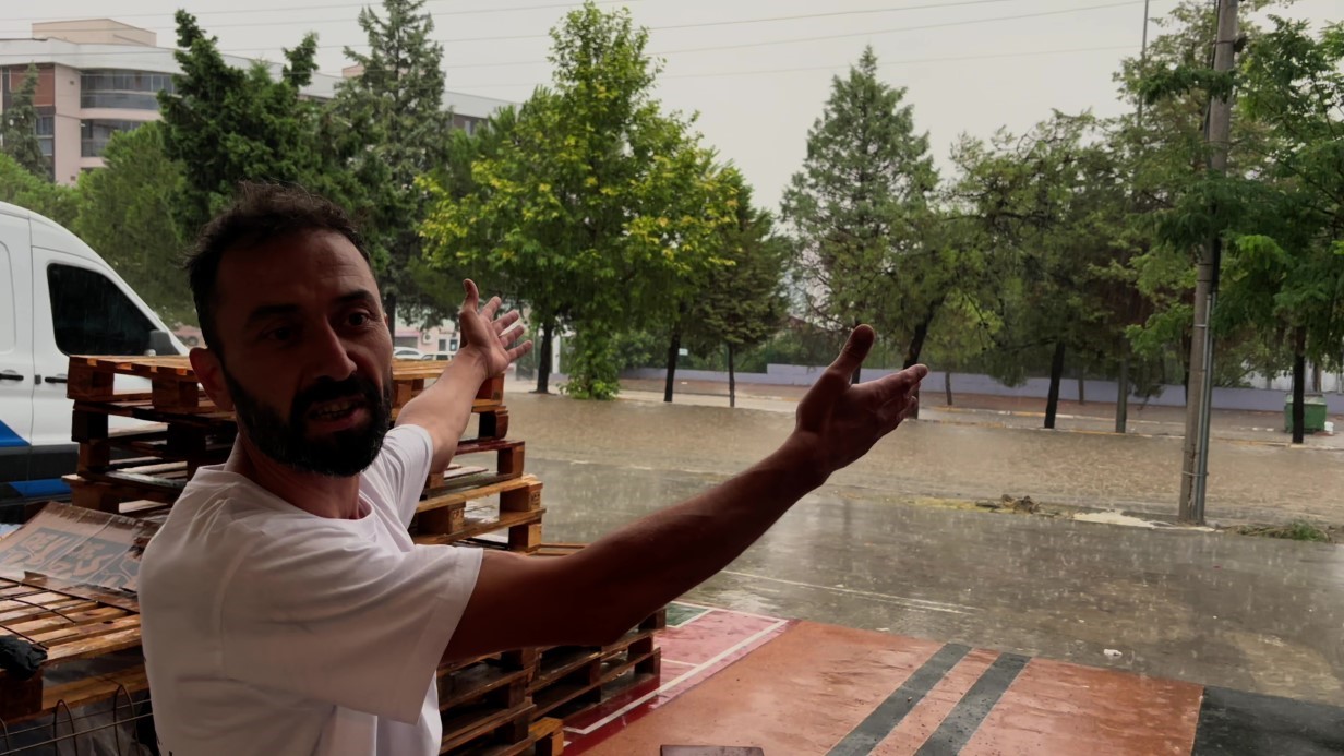 Bulvarda yüzüp sıra dışı bir tepkiye imza attı