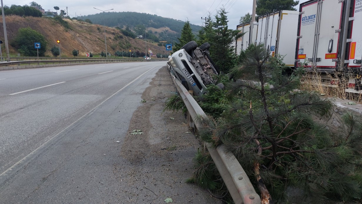 Hurdaya dönen araçtaki 4 kişi emniyet kemeri sayesinde kazayı yara almadan atlattı